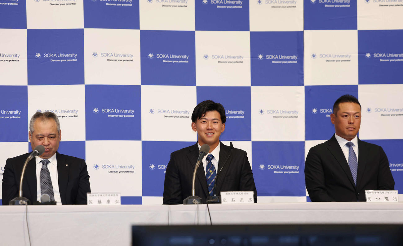 阪神からドラフト1位で指名され会見をする左から創価大・佐藤監督、立石、高口コーチ（撮影・増田悦実）