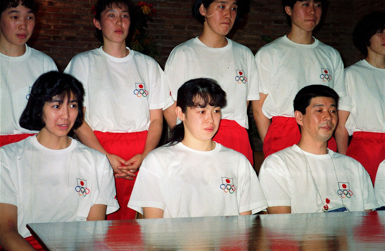 1992年7月24日、バルセロナ五輪　記者会見をする日本女子バレーボールチーム　前列左から大林素子、中田久美、後列左端は25年阪神ドラフト1位・立石正広の母・苗村郁代