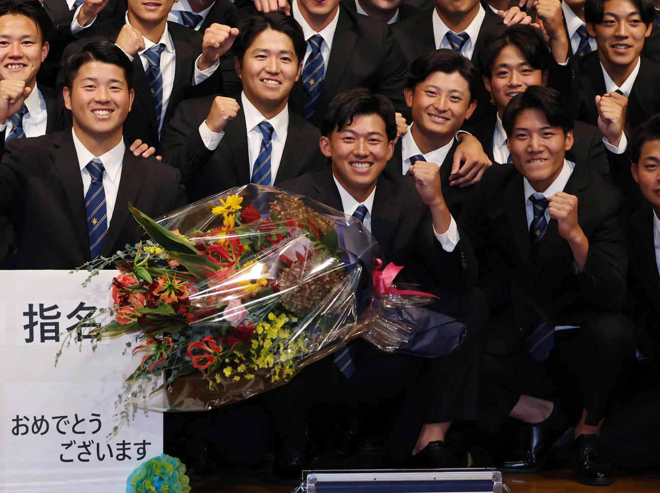 阪神からドラフト1位で指名され部員と笑顔でガッツポーズする創価大・立石（撮影・増田悦実）