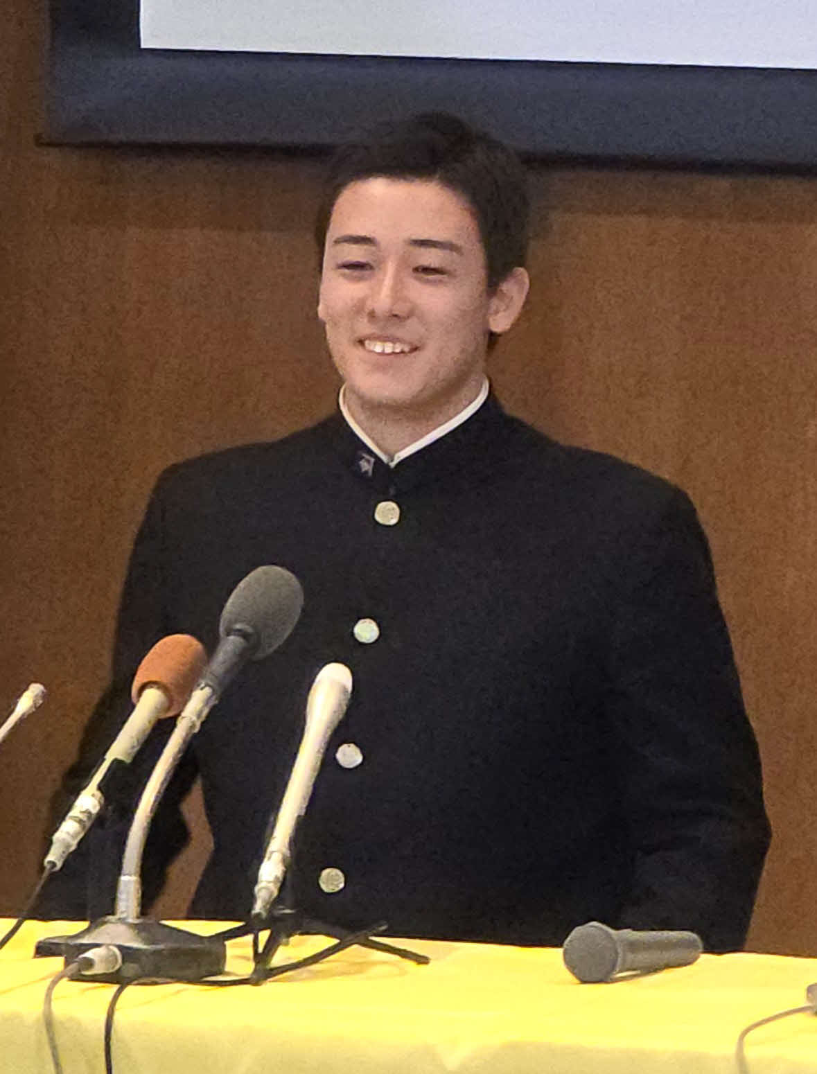ロッテから3位指名を受け笑顔を見せる横浜高・奥村頼人（撮影・寺本吏輝）
