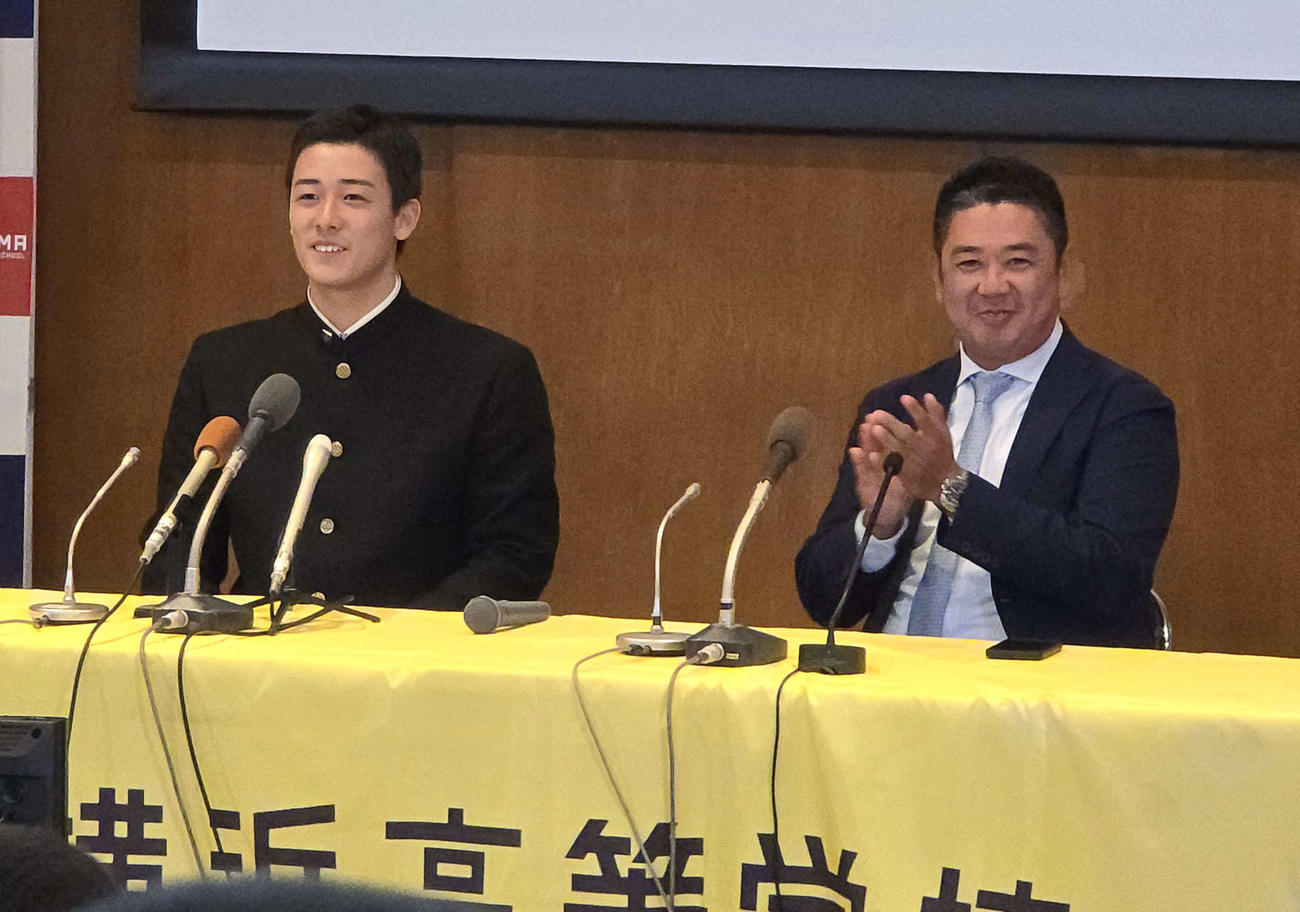 ロッテから3位指名を受け笑顔を見せる横浜高・奥村頼人（左）と村田浩明監督（右）（撮影・寺本吏輝）