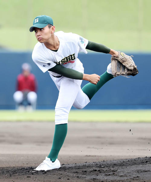 山梨学院対専大松戸　力投する専大松戸先発の門倉（撮影・鈴木正人）