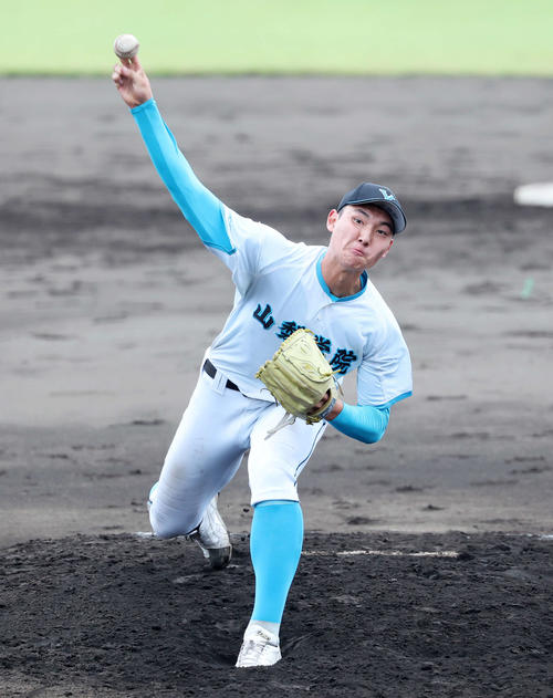 山梨学院対専大松戸　力投する山梨学院4番手の菰田（撮影・鈴木正人）