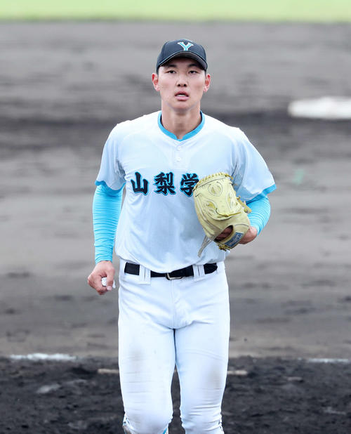 山梨学院対専大松戸　勝利し整列に向かう山梨学院・菰田（撮影・鈴木正人）