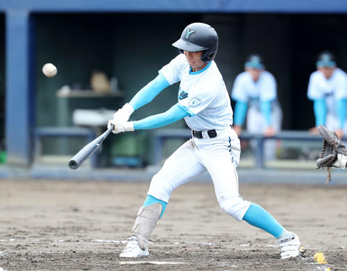 山梨学院対専大松戸　7回表山梨学院1死満塁、杉村は左前適時打を放つ（撮影・鈴木正人）