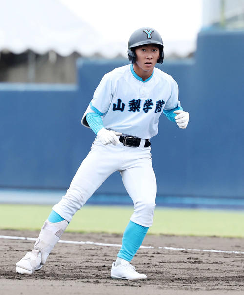山梨学院対専大松戸　7回表山梨学院1死満塁、金子は右前適時打を放つ（撮影・鈴木正人）