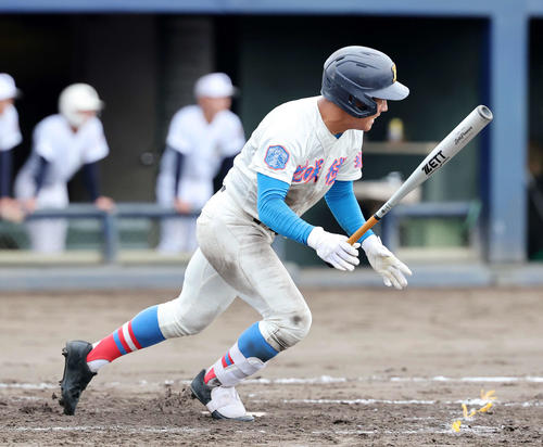花咲徳栄対佐野日大　3回表花咲徳栄1死二、三塁、笹崎は中前適時打を放つ（撮影・鈴木正人）
