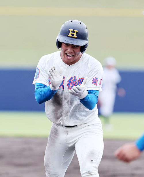 花咲徳栄対佐野日大　3回表花咲徳栄1死二、三塁、笹崎は中前適時打を放ち喜ぶ（撮影・鈴木正人）