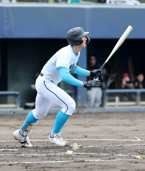 山梨学院対専大松戸　1回表山梨学院1死三塁、菰田は中犠飛を放つ（撮影・鈴木正人）
