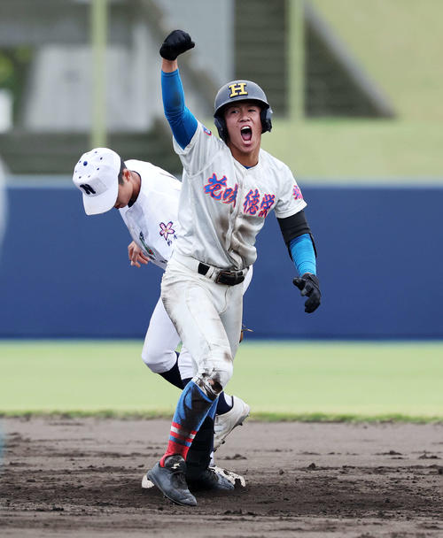 花咲徳栄対佐野日大　35回表花咲徳栄1死、岩井は左越え二塁打を放ちガッツポーズ（撮影・鈴木正人）