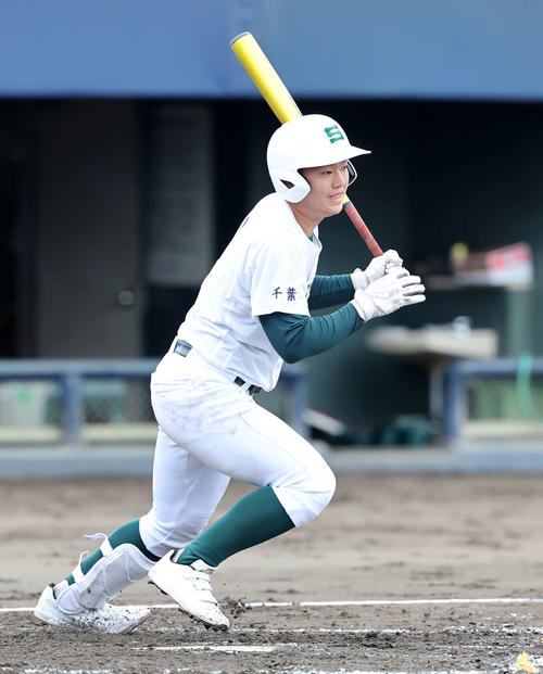 山梨学院対専大松戸　1回裏専大松戸1死満塁、苅部は右前適時打を放つ（撮影・鈴木正人）