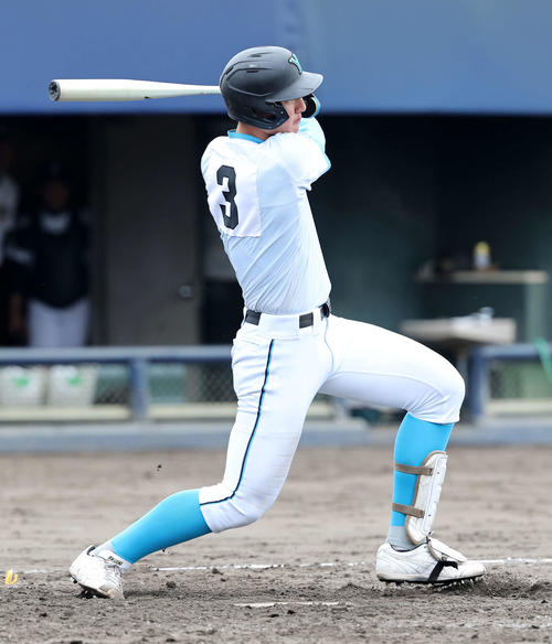山梨学院対専大松戸　5回表山梨学院2死満塁、菰田は中前適時打を放つ（撮影・鈴木正人）