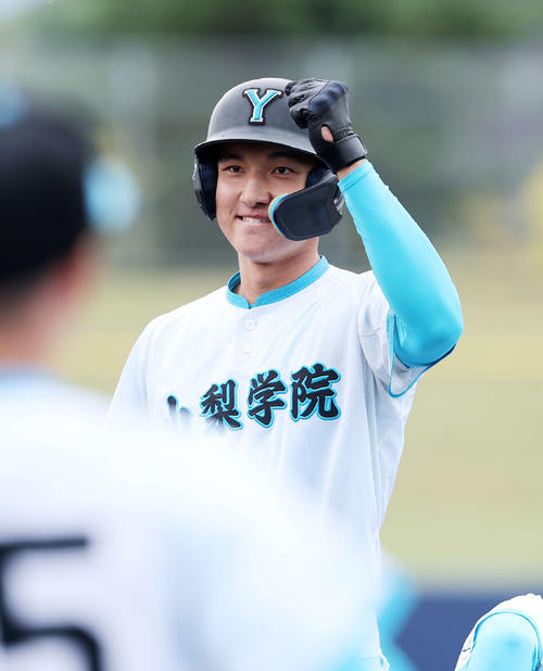 山梨学院対専大松戸　5回表山梨学院2死満塁、菰田は中前適時打を放ちガッツポーズ（撮影・鈴木正人）