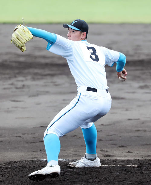山梨学院対専大松戸　力投する山梨学院4番手の菰田（撮影・鈴木正人）
