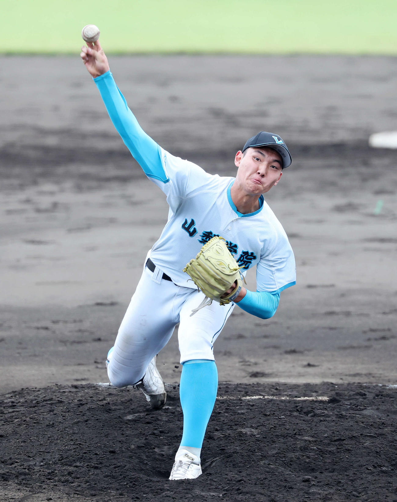 山梨学院対専大松戸　力投する山梨学院4番手の菰田（撮影・鈴木正人）