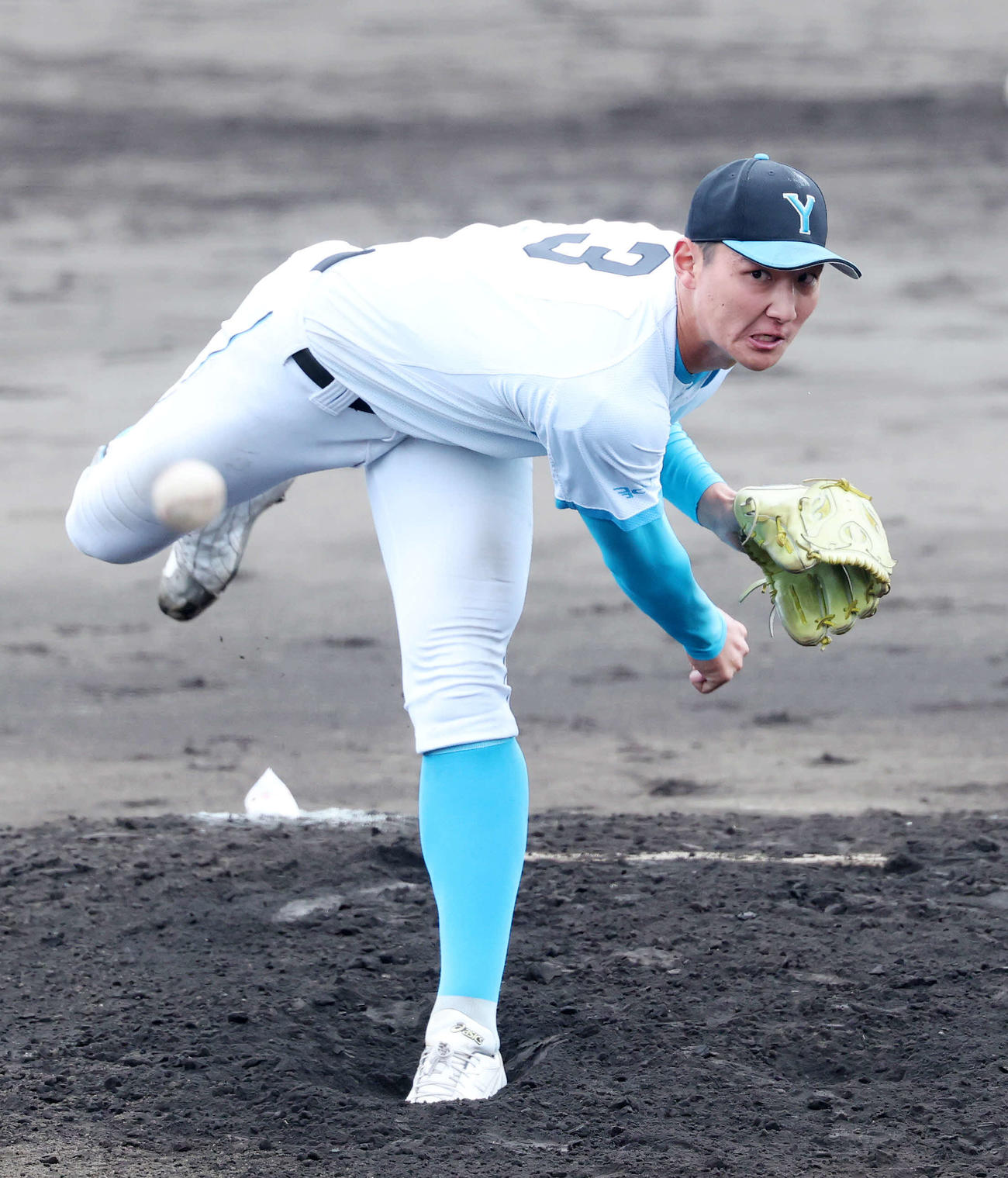 山梨学院対専大松戸　力投する山梨学院4番手の菰田（撮影・鈴木正人）