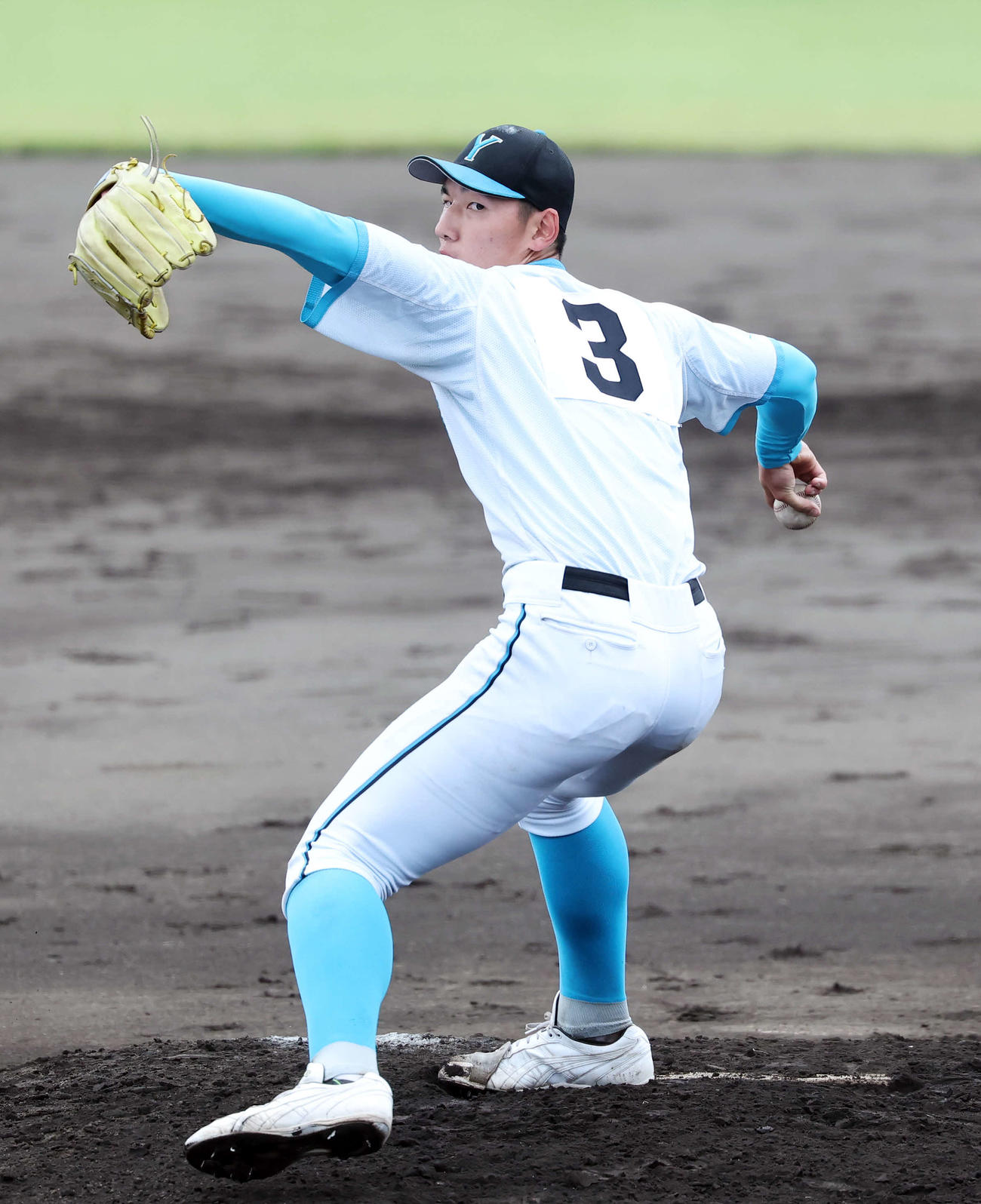 山梨学院対専大松戸　力投する山梨学院4番手の菰田（撮影・鈴木正人）