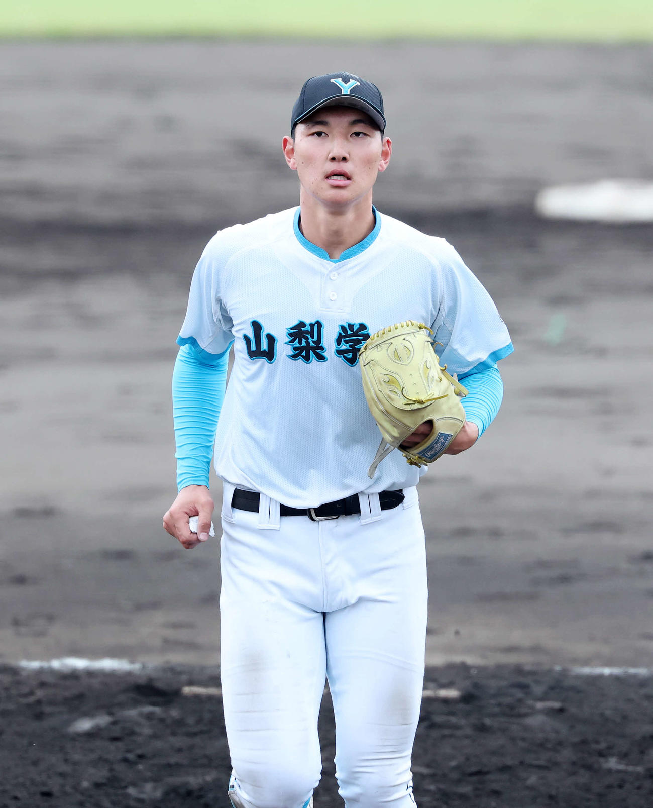 山梨学院対専大松戸　勝利し整列に向かう山梨学院・菰田（撮影・鈴木正人）