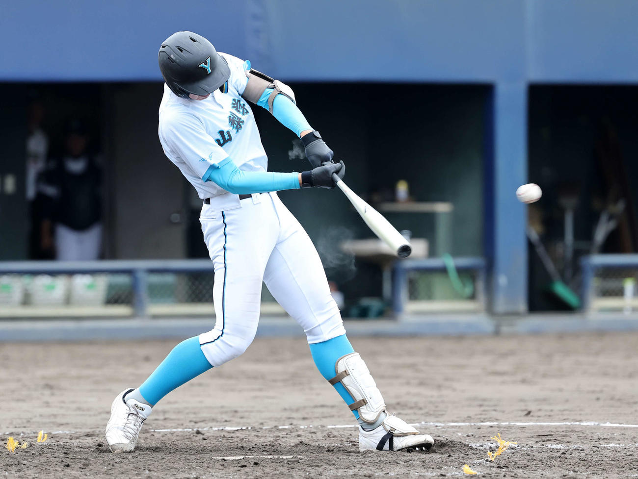 山梨学院対専大松戸　5回表山梨学院2死満塁、菰田は中前適時打を放つ（撮影・鈴木正人）