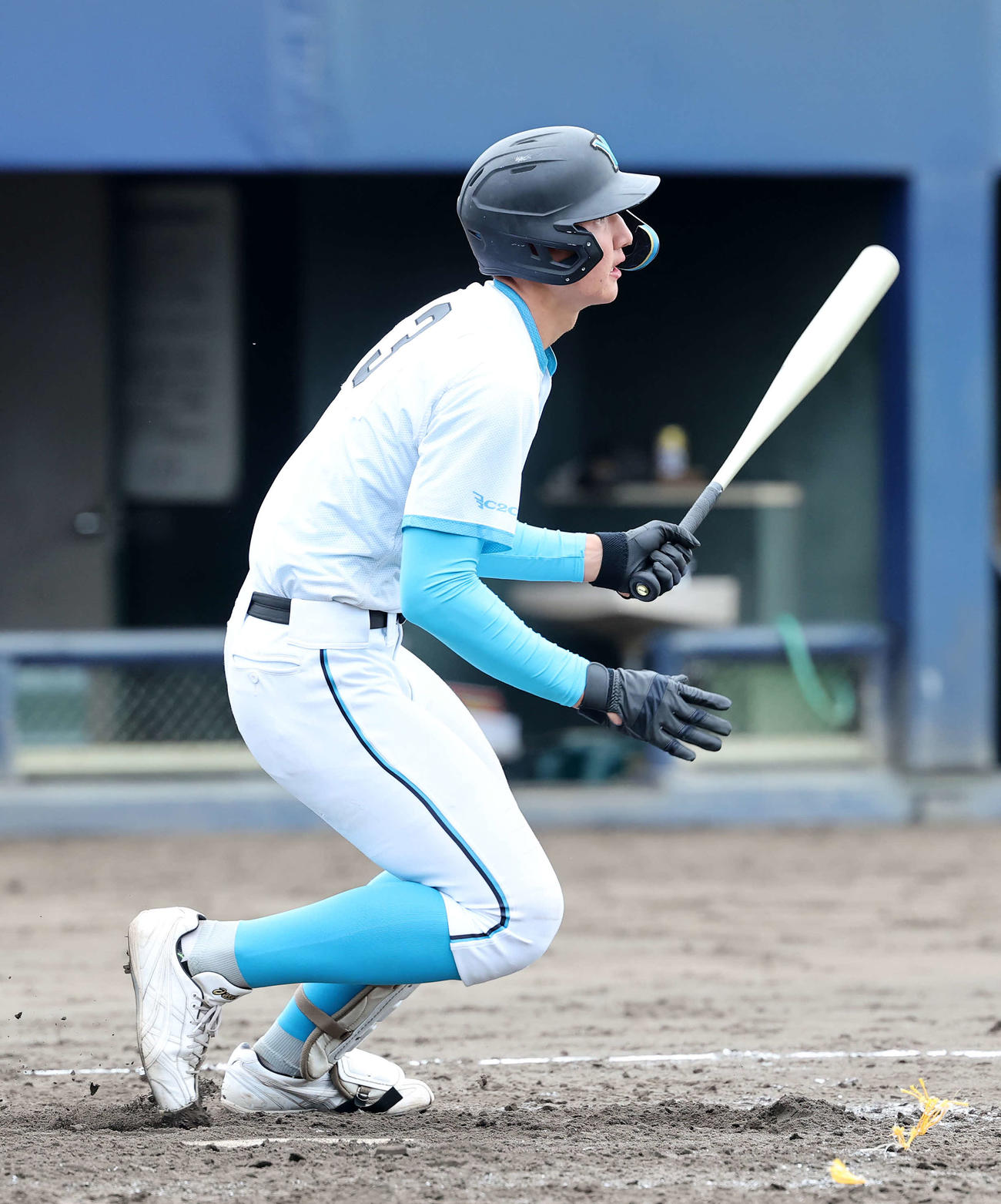 山梨学院対専大松戸　5回表山梨学院2死満塁、菰田は中前適時打を放つ（撮影・鈴木正人）