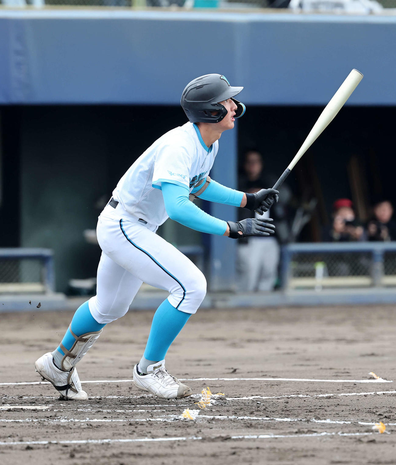 山梨学院対専大松戸　1回表山梨学院1死三塁、菰田は中犠飛を放つ（撮影・鈴木正人）