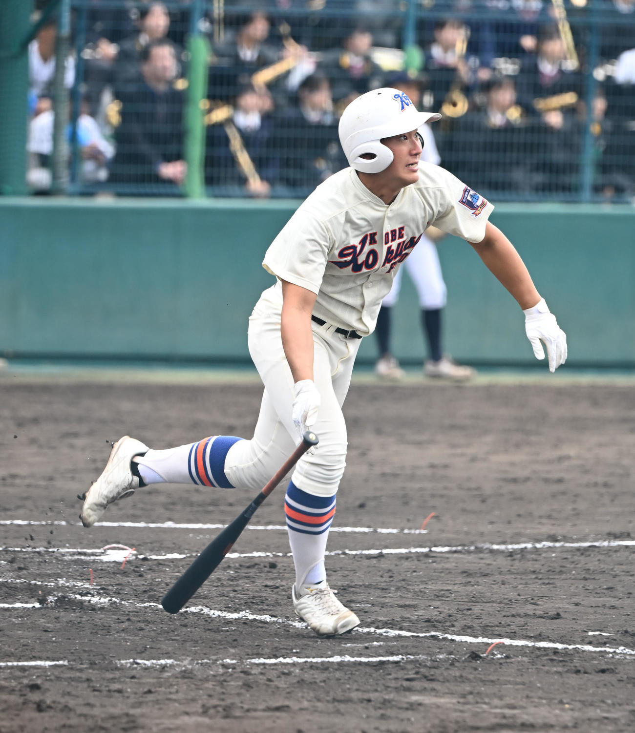 金光大阪対神戸国際大付　6回裏神戸国際大付2死、右越えソロ本塁打を放つ川中（撮影・和賀正仁）