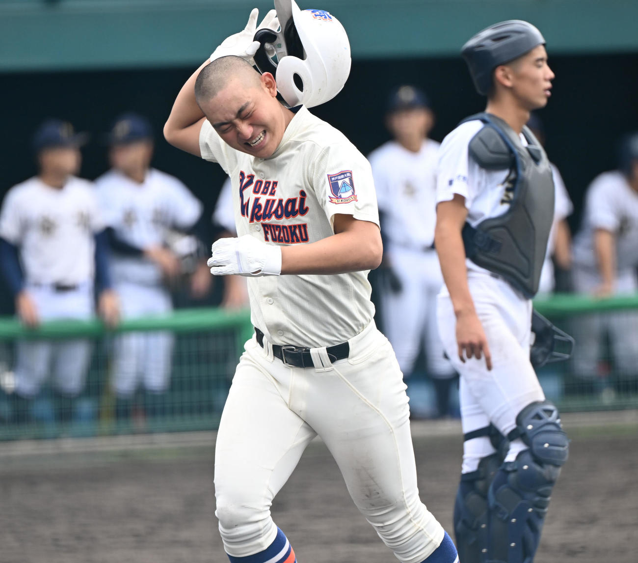 金光大阪対神戸国際大付　6回裏神戸国際大付2死、右越えソロ本塁打を放ち生還する川中（撮影・和賀正仁）
