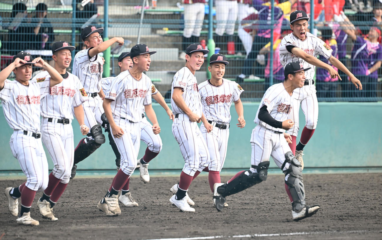 橿原学院対龍谷大平安　龍谷大平安に勝利し喜ぶ橿原学院ナイン（撮影・和賀正仁）