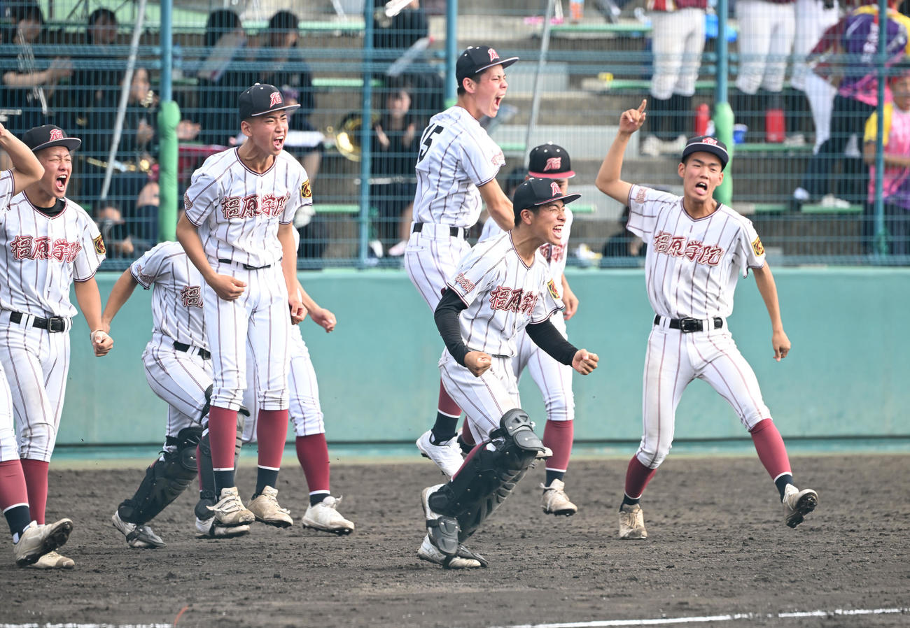橿原学院対龍谷大平安　龍谷大平安に勝利し喜ぶ橿原学院ナイン（撮影・和賀正仁）