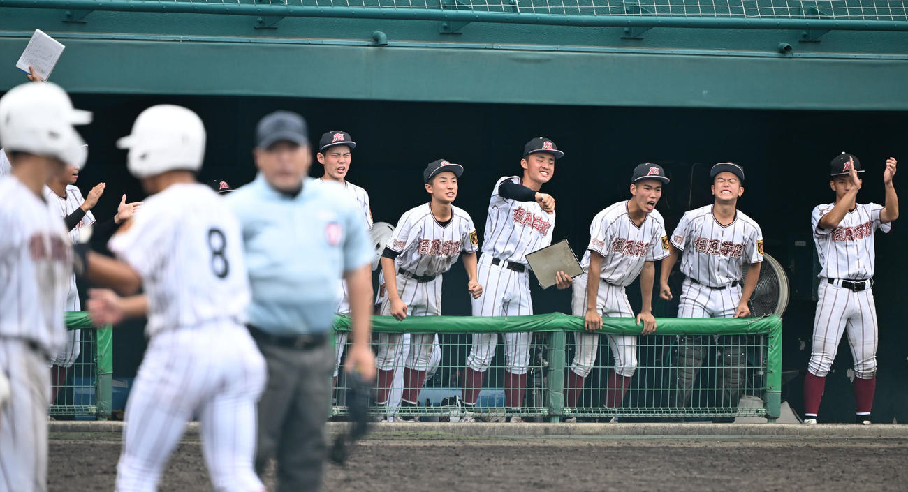 橿原学院対龍谷大平安　8回表橿原学院2死二、三塁、川井の勝ち越し適時打に喜ぶ橿原学院ナイン（撮影・和賀正仁）