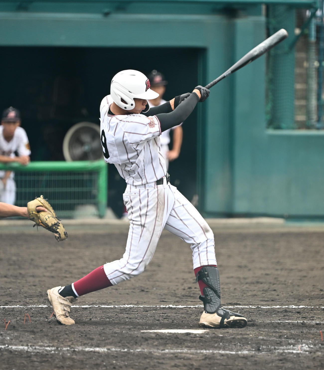 橿原学院対龍谷大平安　8回表橿原学院2死二、三塁、三塁を強襲する適時内野安打を放つ川井（撮影・和賀正仁）
