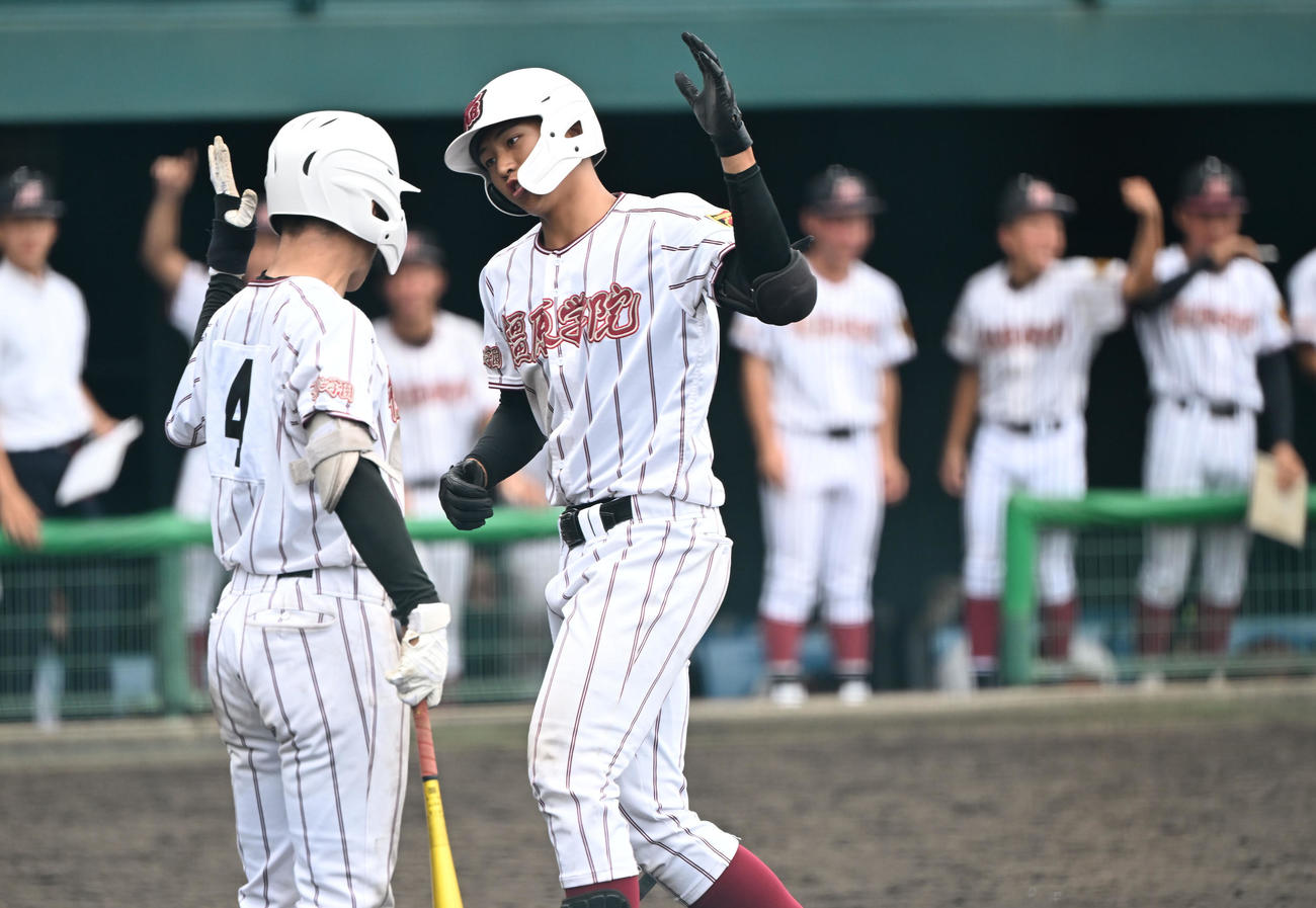 橿原学院対龍谷大平安　7回、本塁打を放ち生還する橿原学院・川井（撮影・和賀正仁）