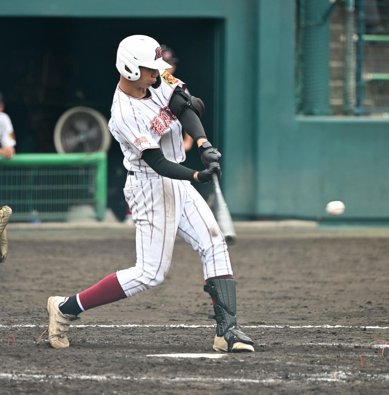 橿原学院対龍谷大平安　8回表橿原学院2死二、三塁、三塁を強襲する適時内野安打を放つ川井（撮影・和賀正仁）