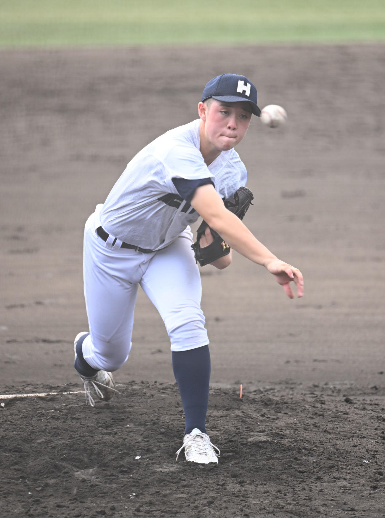 橿原学院対龍谷大平安　先発する龍谷大平安・中元（撮影・和賀正仁）