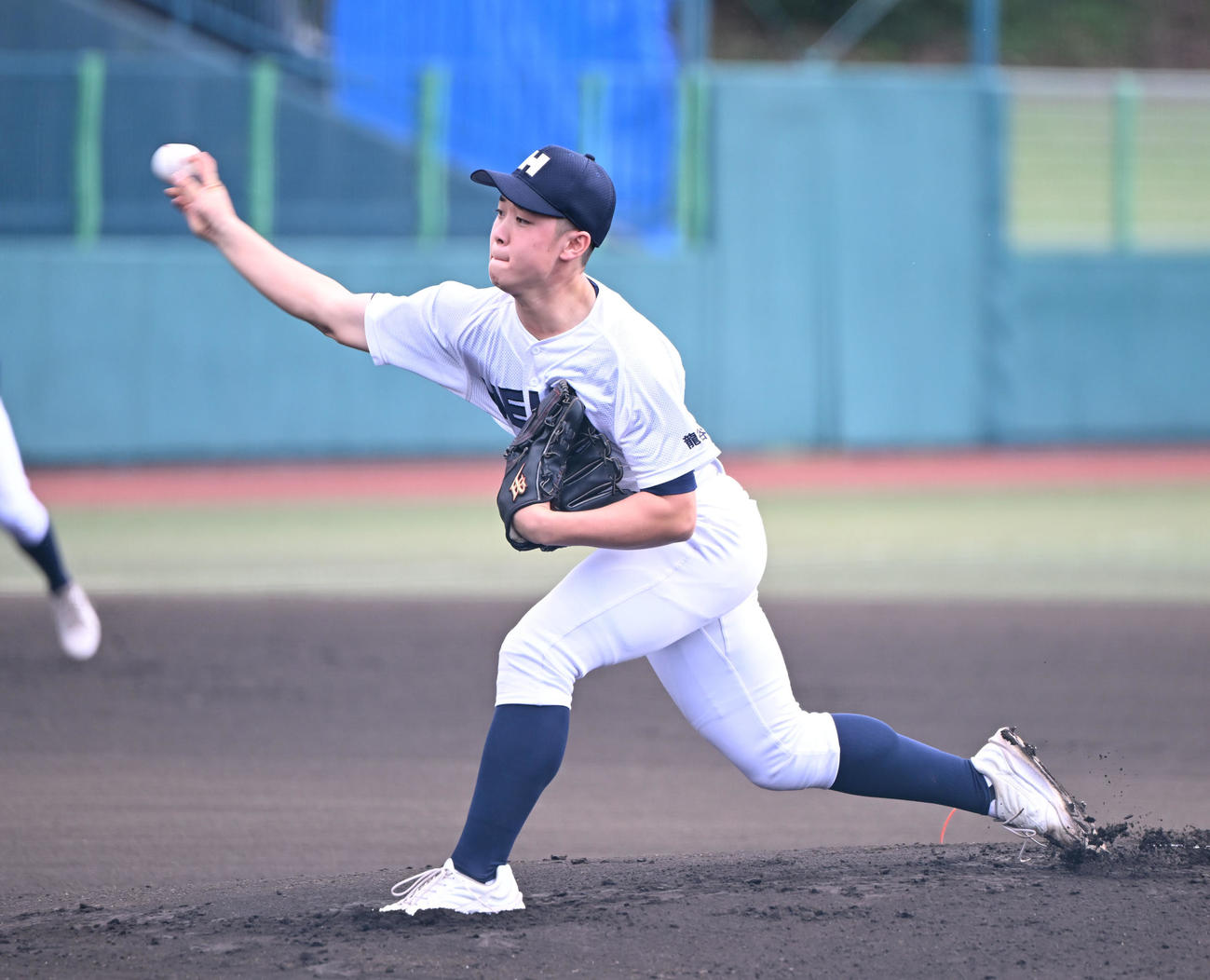 橿原学院対龍谷大平安　先発する龍谷大平安・中元（撮影・和賀正仁）