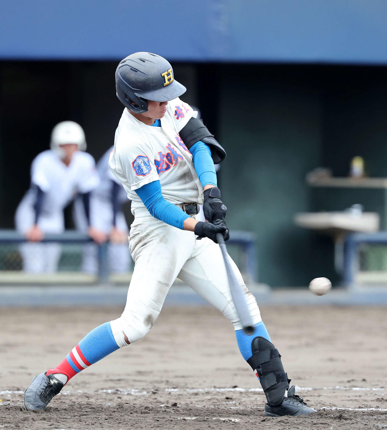花咲徳栄対佐野日大　5回表花咲徳栄1死、岩井は左越え二塁打を放つ（撮影・鈴木正人）