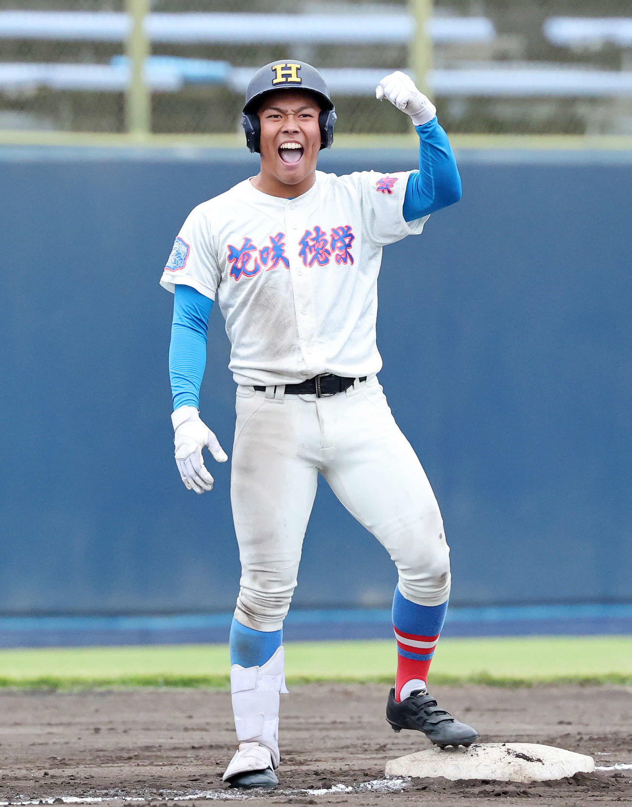 花咲徳栄対佐野日大　9回表花咲徳栄2死一塁、笹崎は中越え適時三塁打を放ちガッツポーズ（撮影・鈴木正人）