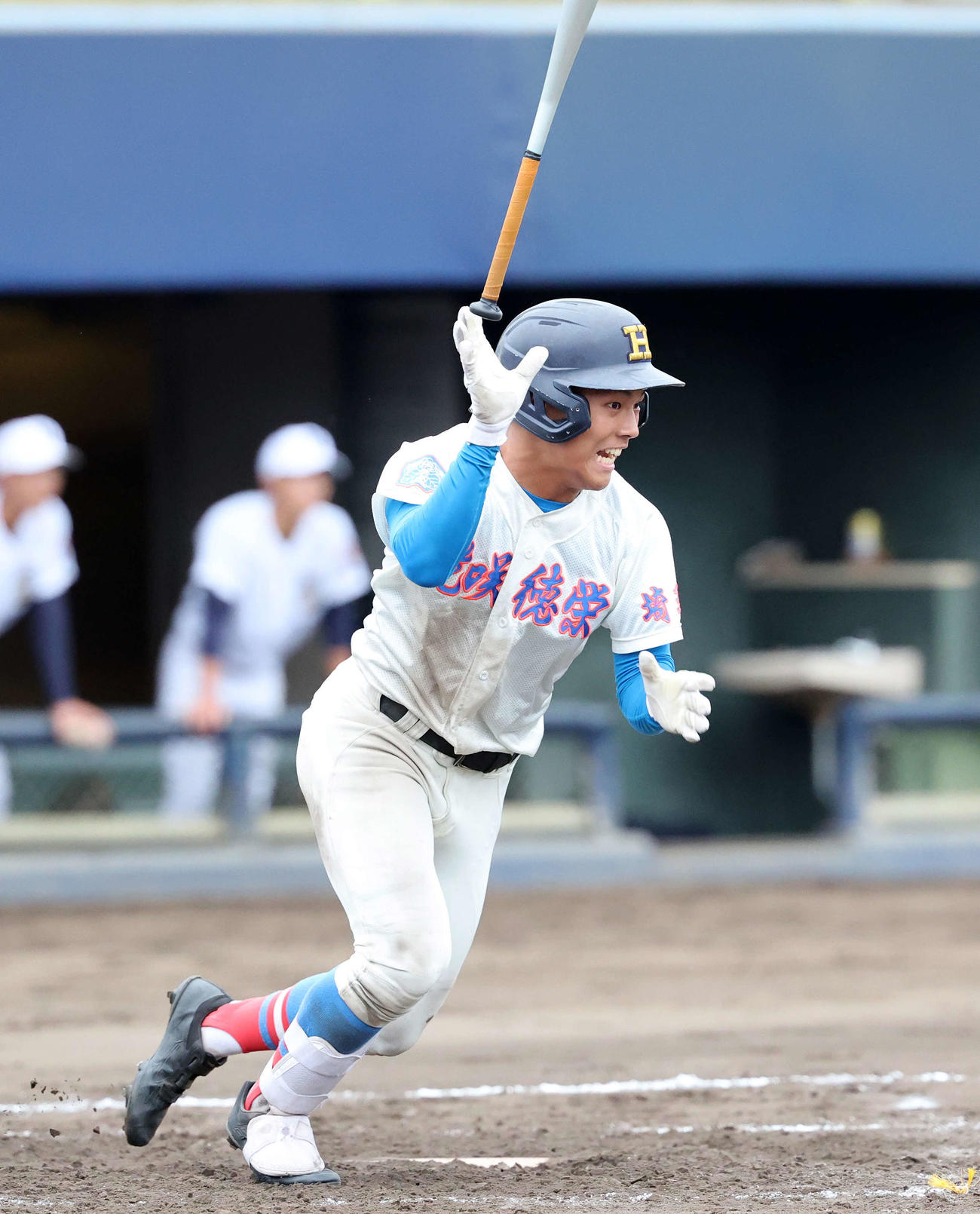 花咲徳栄対佐野日大　9回表花咲徳栄2死一塁、笹崎は中越え適時三塁打を放つ（撮影・鈴木正人）