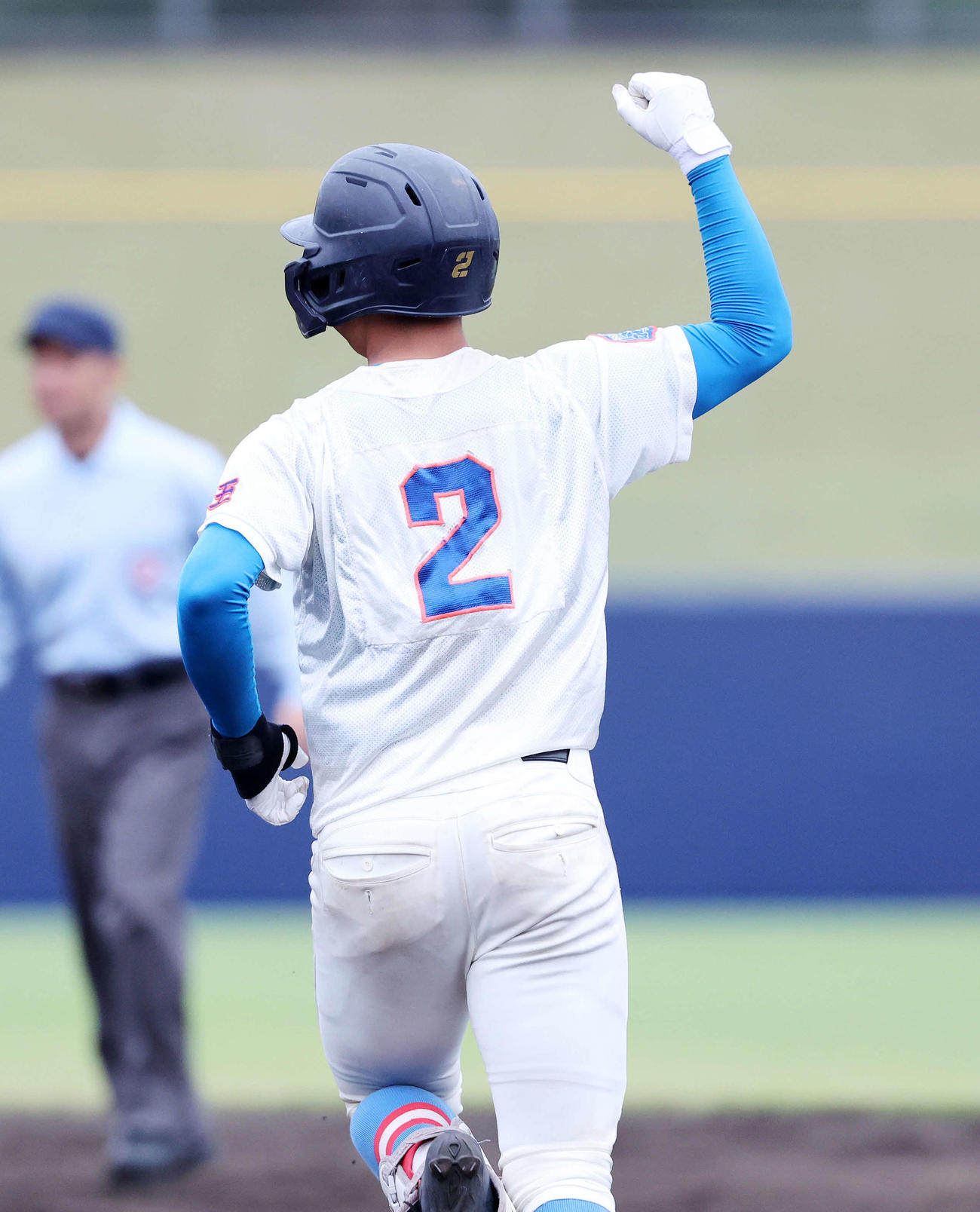 花咲徳栄対佐野日大　9回表花咲徳栄2死三塁、佐伯は左越え2点本塁打を放ちガッツポーズ（撮影・鈴木正人）