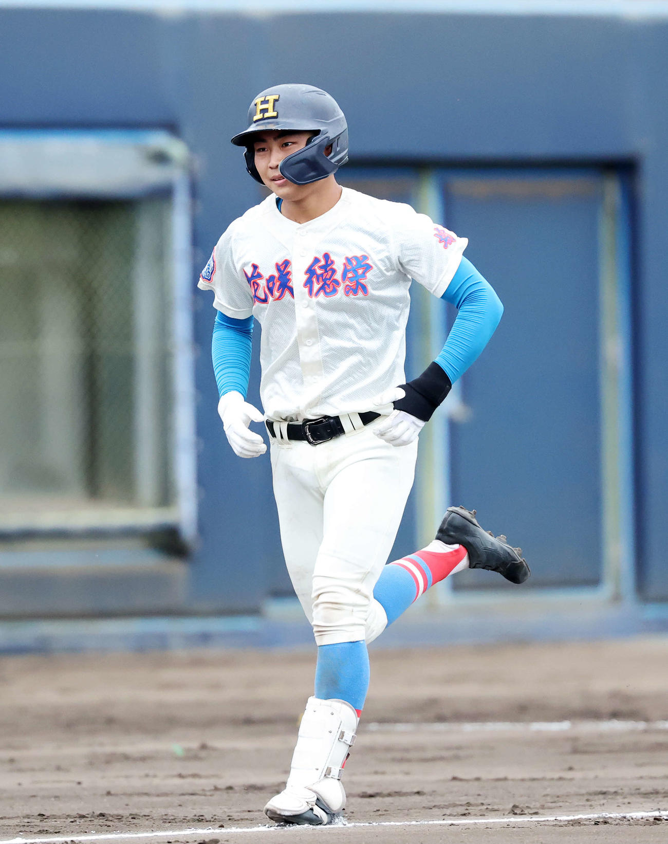 花咲徳栄対佐野日大　9回表花咲徳栄2死三塁、佐伯は左越え2点本塁打を放つ（撮影・鈴木正人）