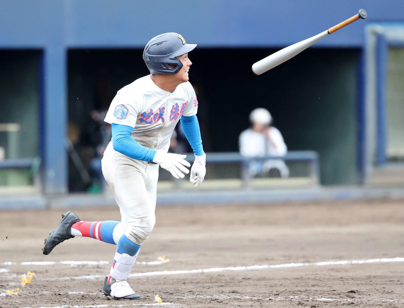 花咲徳栄対佐野日大　9回表花咲徳栄2死一塁、笹崎は中越え適時三塁打を放つ（撮影・鈴木正人）