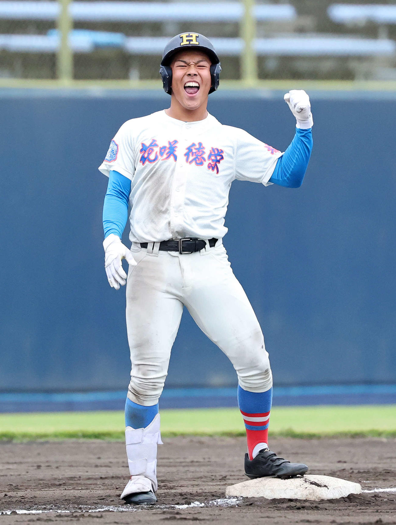 花咲徳栄対佐野日大　9回表花咲徳栄2死一塁、笹崎は中越え適時三塁打を放ちガッツポーズ（撮影・鈴木正人）