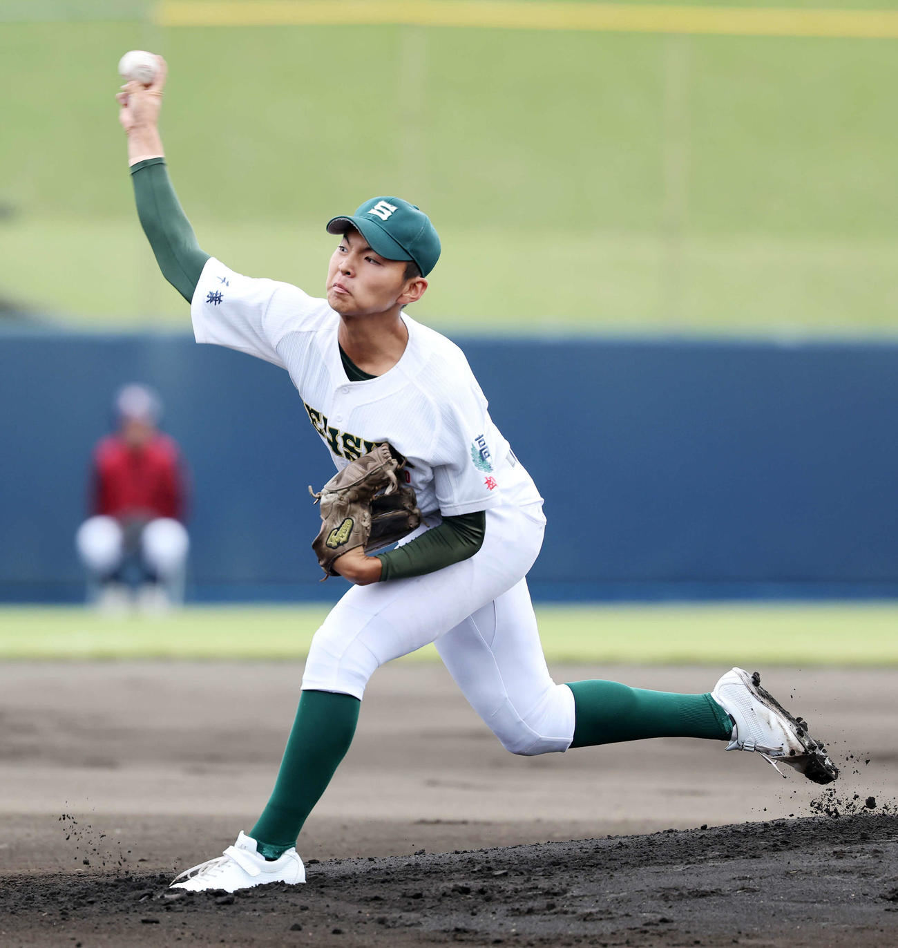 山梨学院対専大松戸　力投する専大松戸先発の門倉（撮影・鈴木正人）