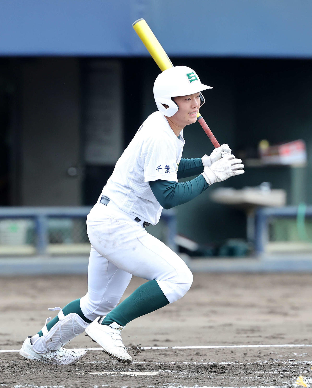 山梨学院対専大松戸　1回裏専大松戸1死満塁、苅部は右前適時打を放つ（撮影・鈴木正人）