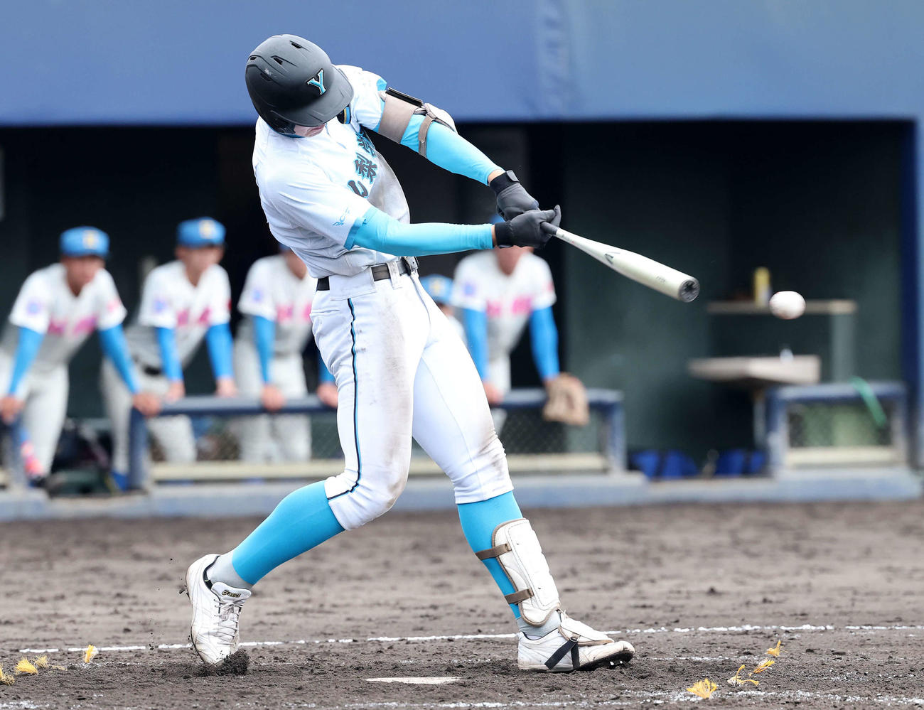 花咲徳栄対山梨学院　5回裏山梨学院無死、菰田は左前打を放つ（撮影・鈴木正人）