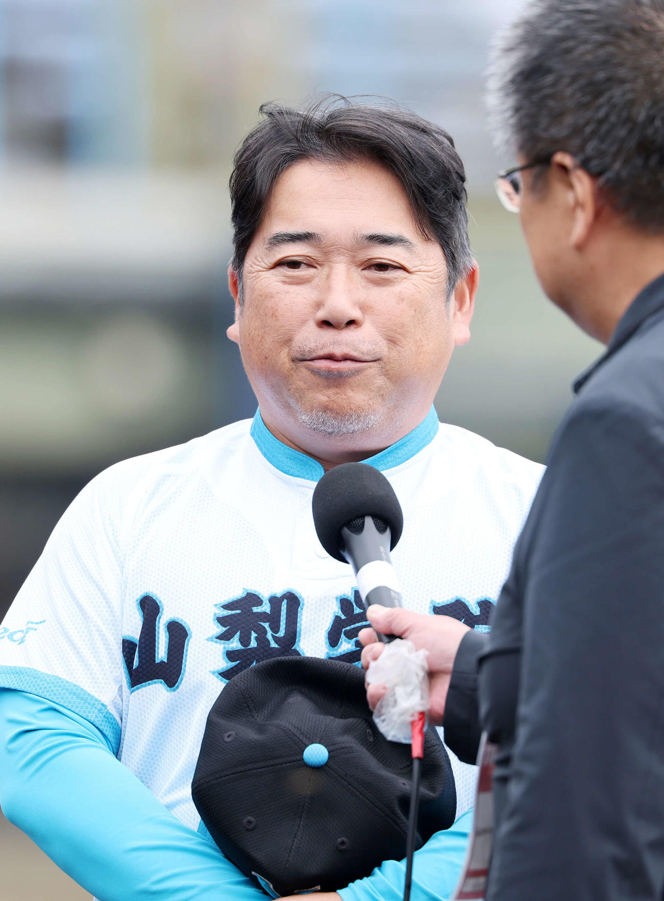 優勝インタビューを受ける山梨学院・吉田監督（撮影・鈴木正人）