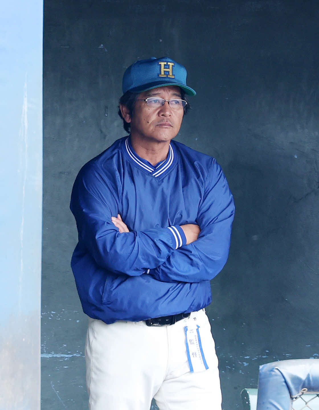 花咲徳栄対山梨学院　戦況を見つめる花咲徳栄・岩井監督（撮影・鈴木正人）