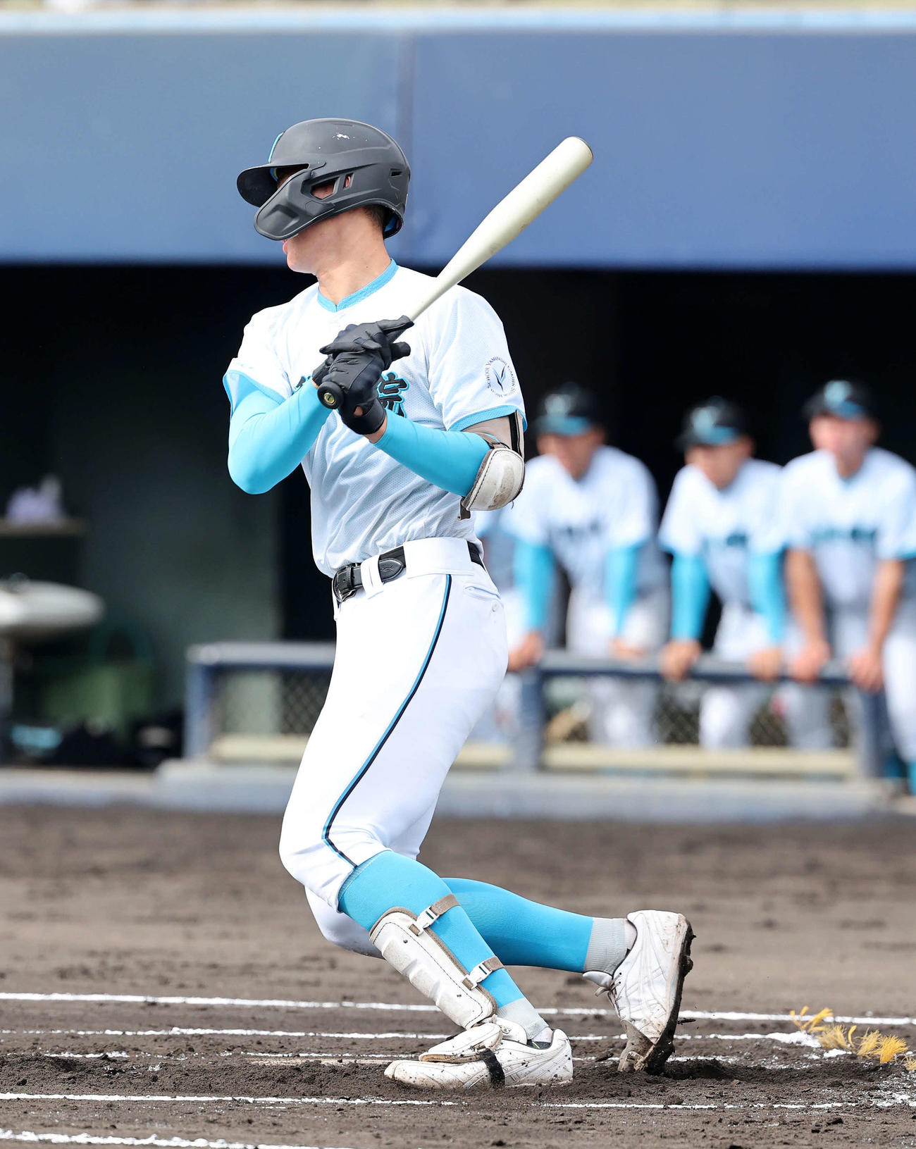 花咲徳栄対山梨学院　1回裏山梨学院1死一塁、菰田は中前打を放つ（撮影・鈴木正人）