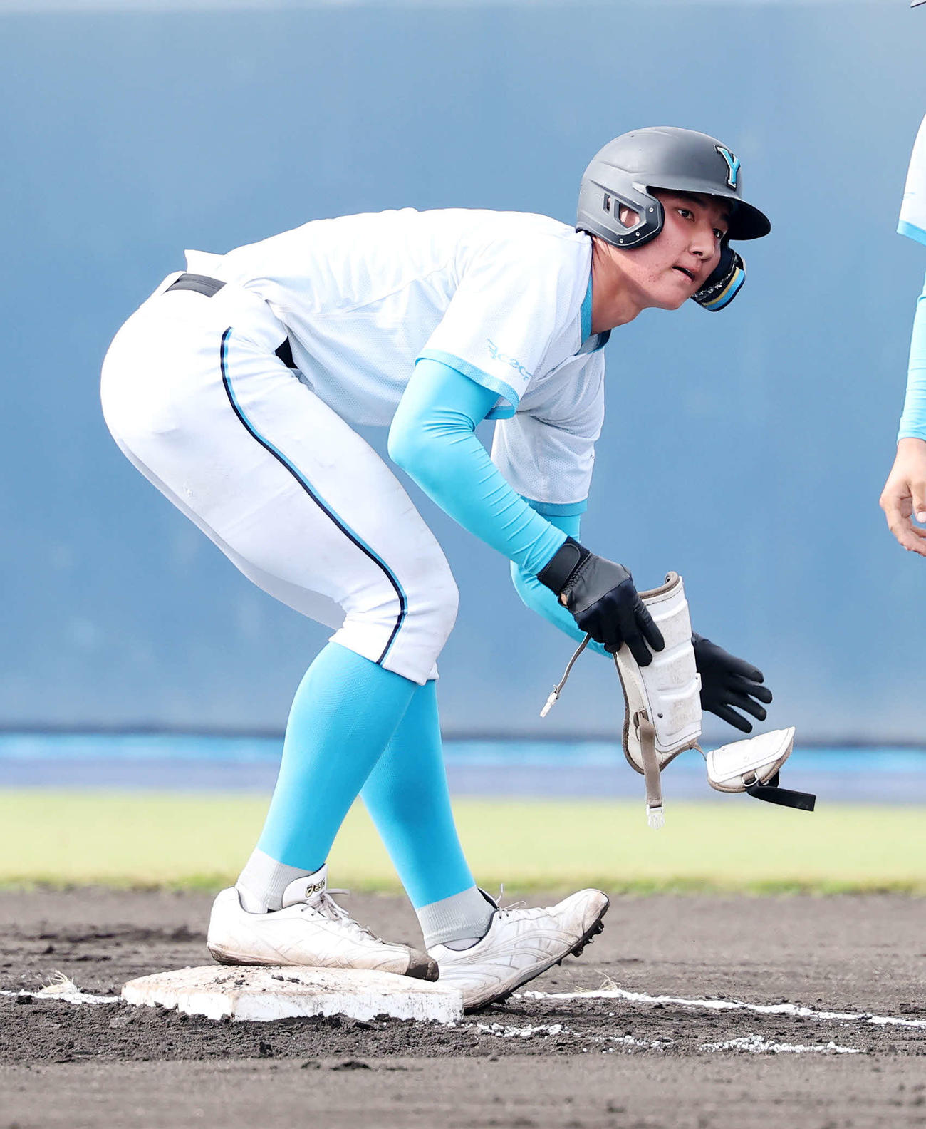 花咲徳栄対山梨学院　1回裏山梨学院1死一塁、菰田は中前打を放つ（撮影・鈴木正人）