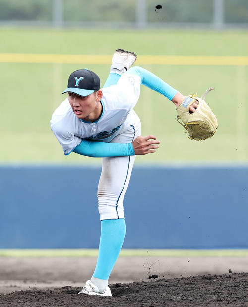 花咲徳栄対山梨学院　力投する山梨学院・菰田（撮影・鈴木正人）